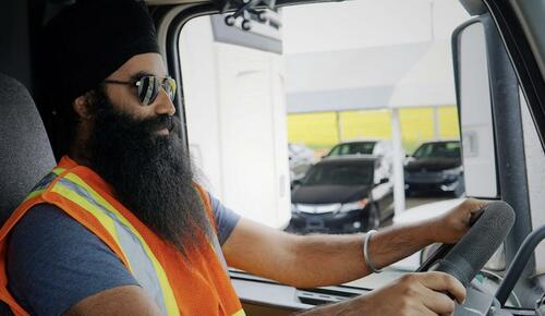 200,000 Immigrant Truck Drivers Begin Losing Licenses Under New Trump Admin Rule